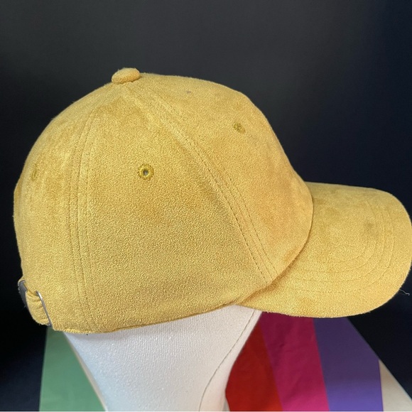 Suede like cap.                                                             H054 - Picture 4 of 5